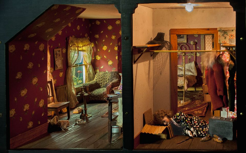 Crime în miniaturi: Red Bedroom, una dintre cele mai renumite diorame ale criminalistei amatoare